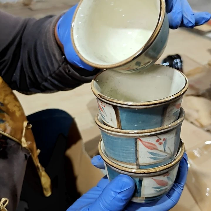 瓷片盘子碗茶壶啥都有