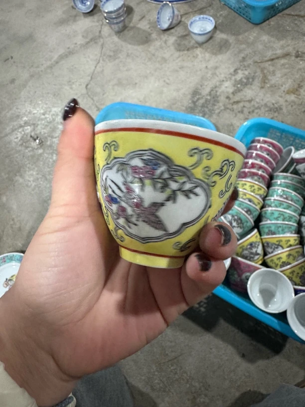 明黄底开窗花鸟二缸杯