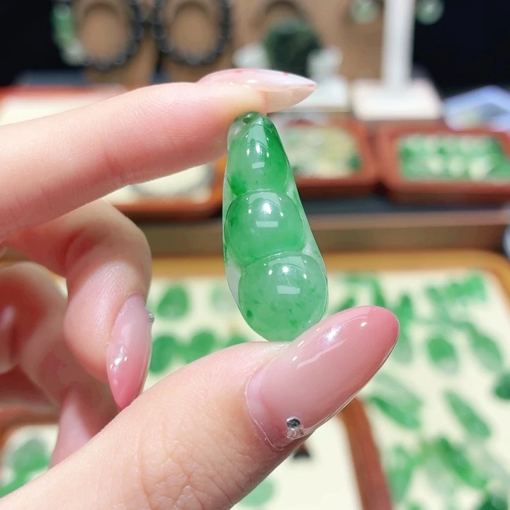 石英质玉（非洲翠）未镶嵌颈饰
