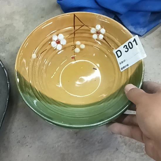 盘瓷器微瑕口径19高7两只