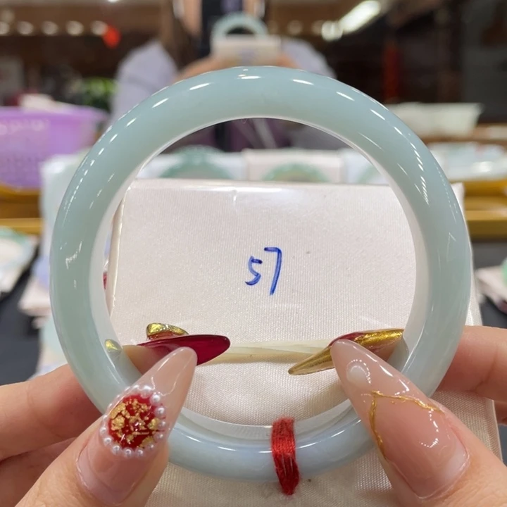 翡翠手镯未镶嵌翡翠