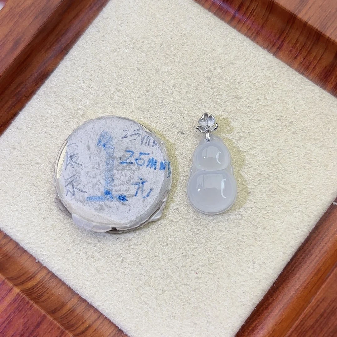 翡翠18K金镶嵌颈饰葫芦