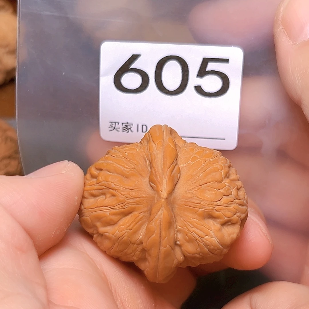 吊坠文玩核桃43➕元宝。有瑕疵