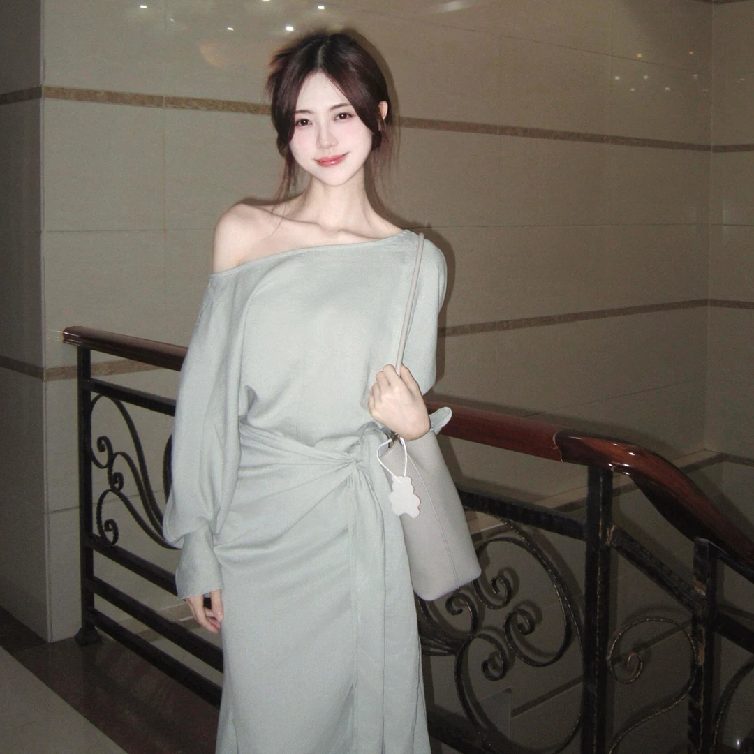 灰色长袖斜肩连衣裙子女装秋冬2026新款韩系氛围感穿搭一整套长裙