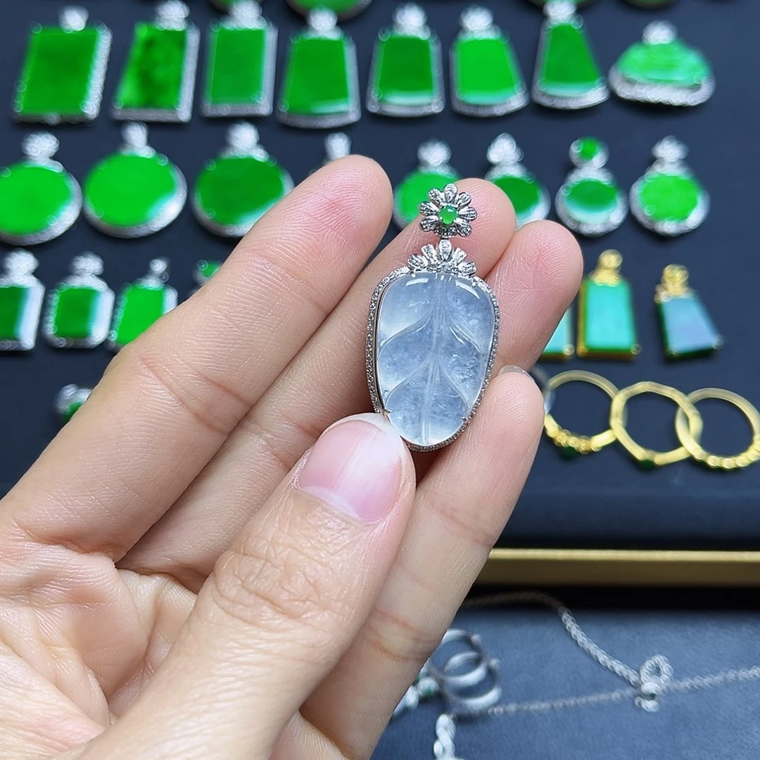 翡翠18K金镶嵌颈饰