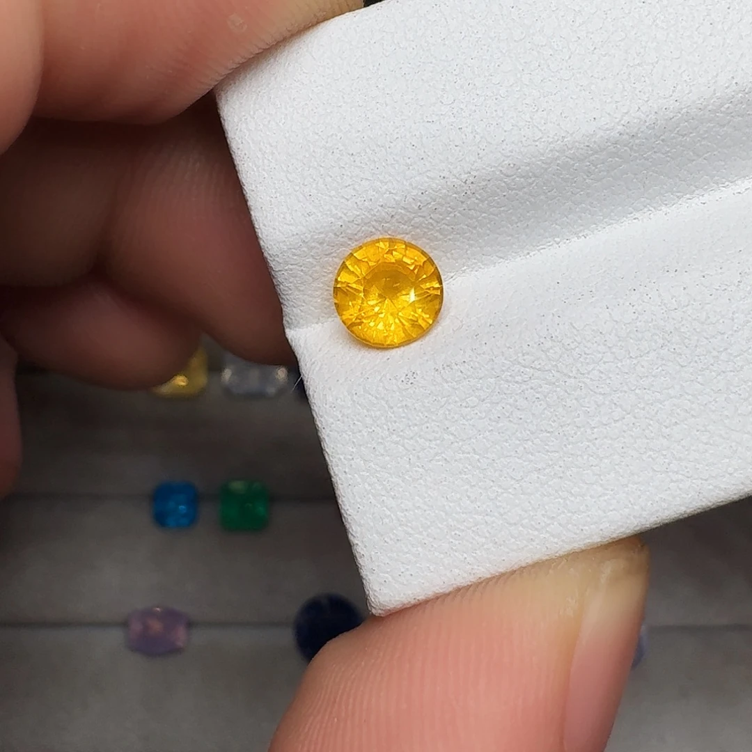 冰***冰彩色蓝宝石裸石1.13ct老烧黄蓝宝金丝雀