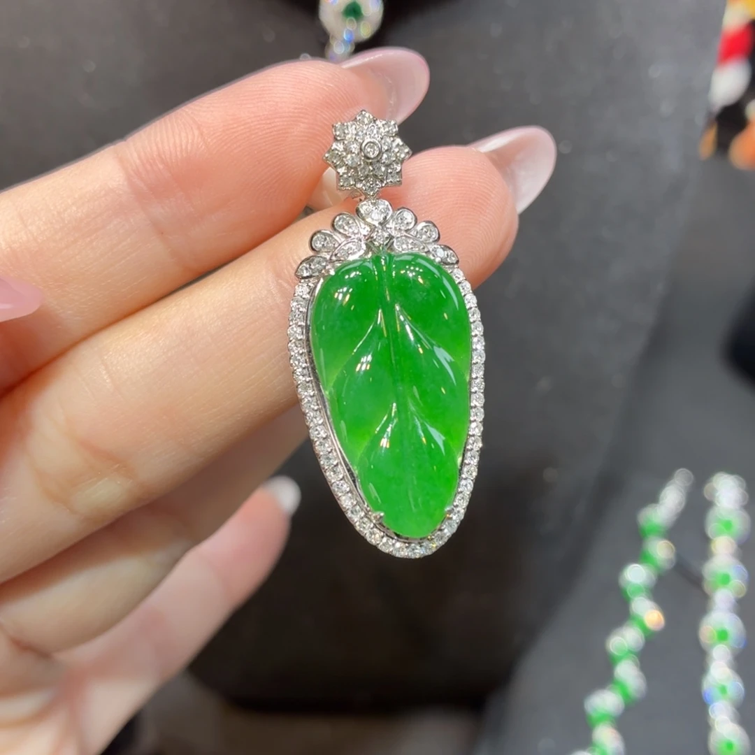 翡翠18K金镶嵌颈饰