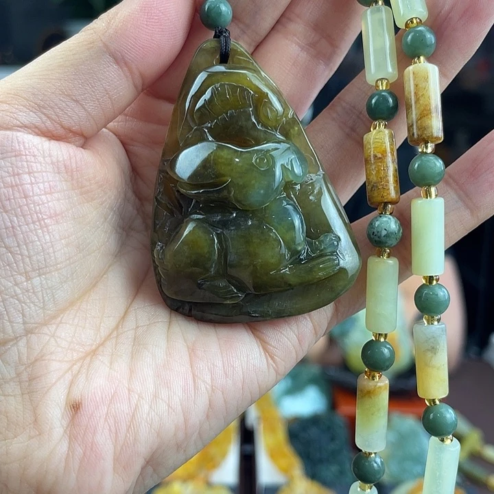 蛇纹石玉未镶嵌颈饰