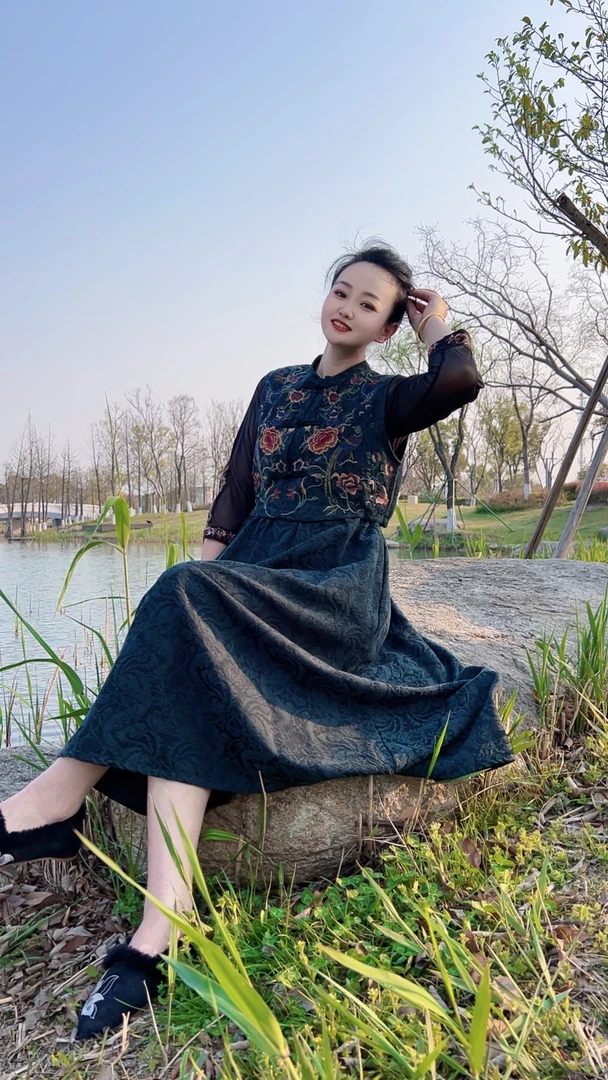 005款  国风绣花马甲连衣裙时尚显瘦长款百搭复古中式