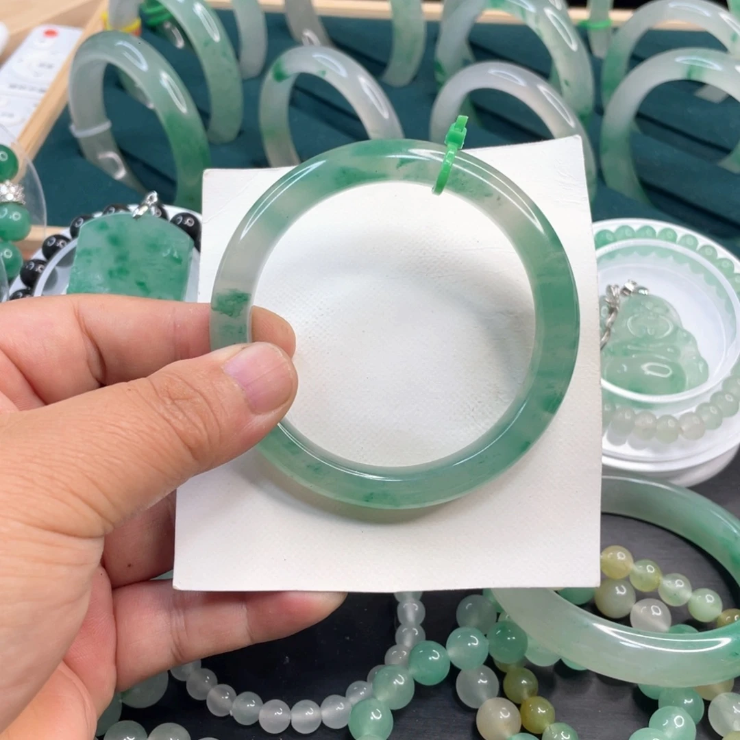 欣***乖未镶嵌手镯石英质玉