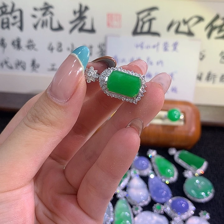 颈饰18K金镶嵌翡翠