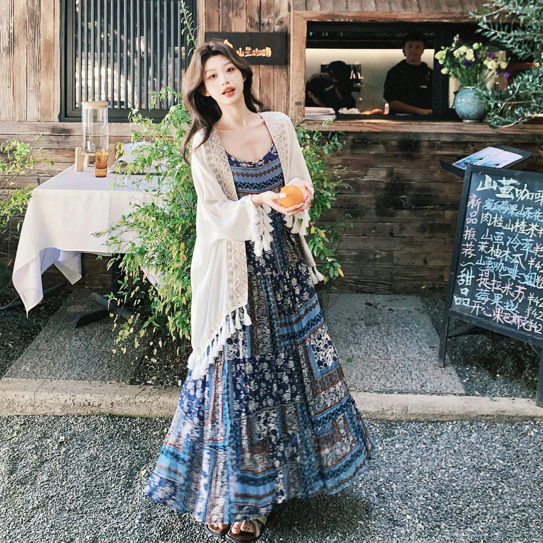 波西米亚风复古连衣裙套装女秋2025新款流苏披肩碎花吊带裙两件套