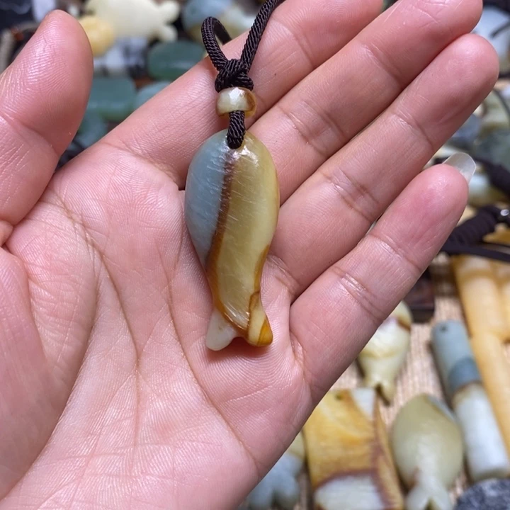 轻***月蛇纹石玉未镶嵌颈饰