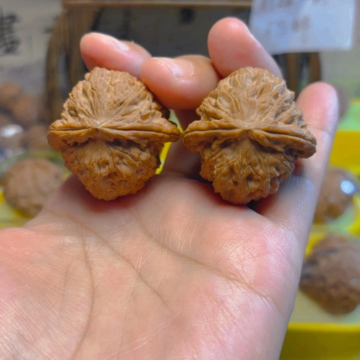 文玩核桃吊坠白狮子