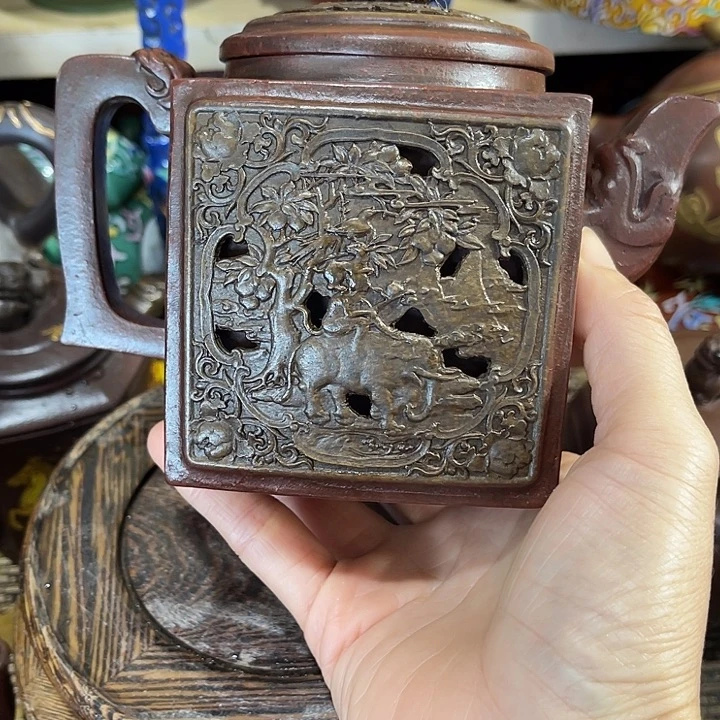 茶壶紫泥原矿泥料手工制作的一把紫砂壶。