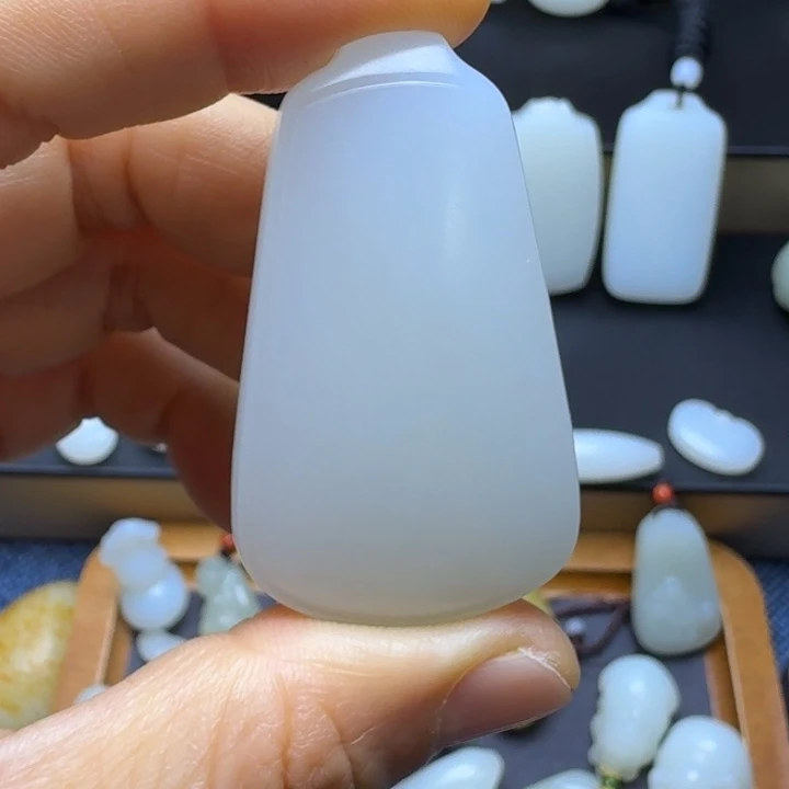 顾***山颈饰未镶嵌和田玉