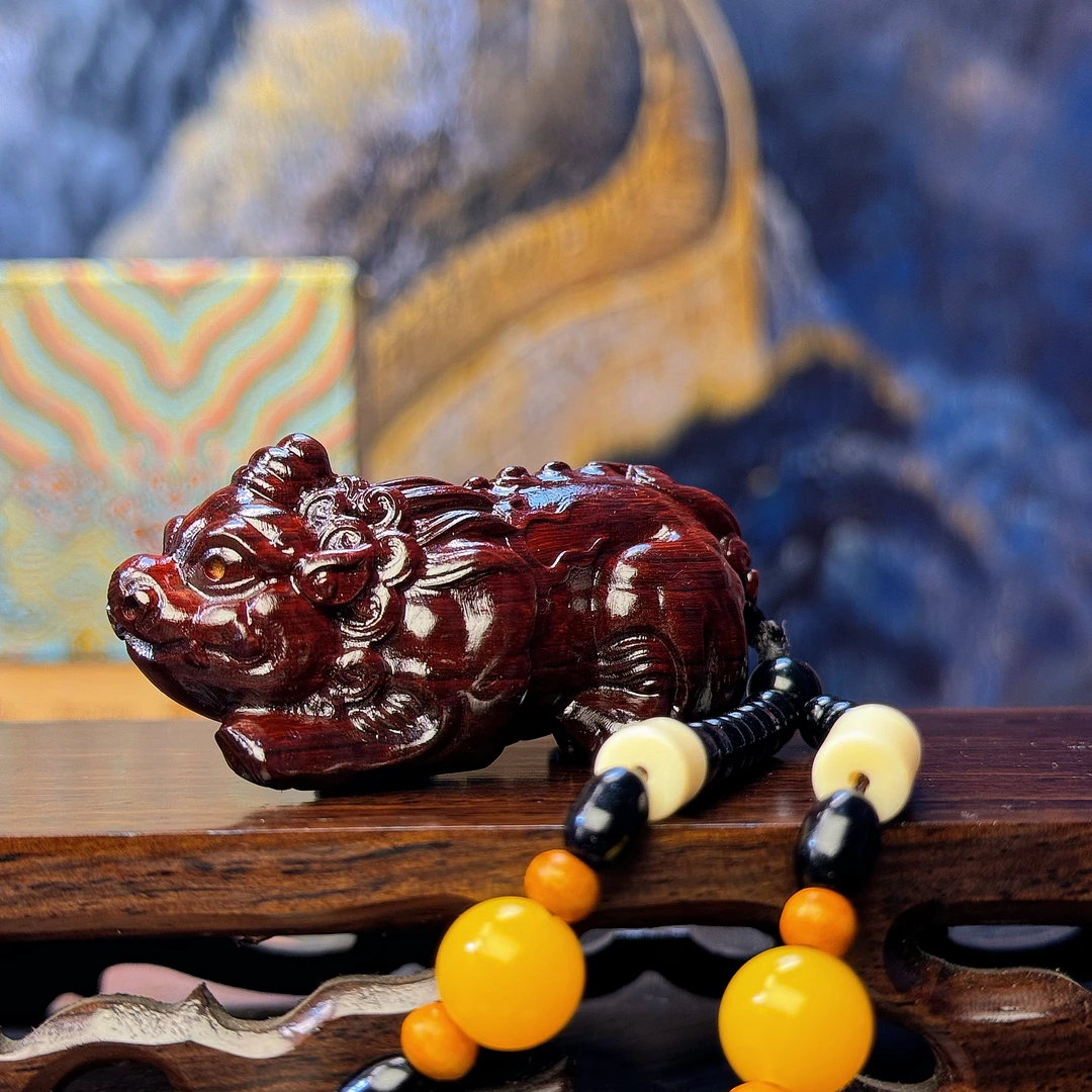 貔貅檀木雕刻精美手把件