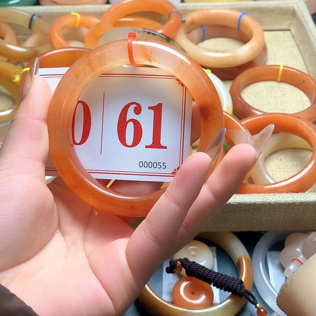 未镶嵌石英质玉（黄龙玉）手镯