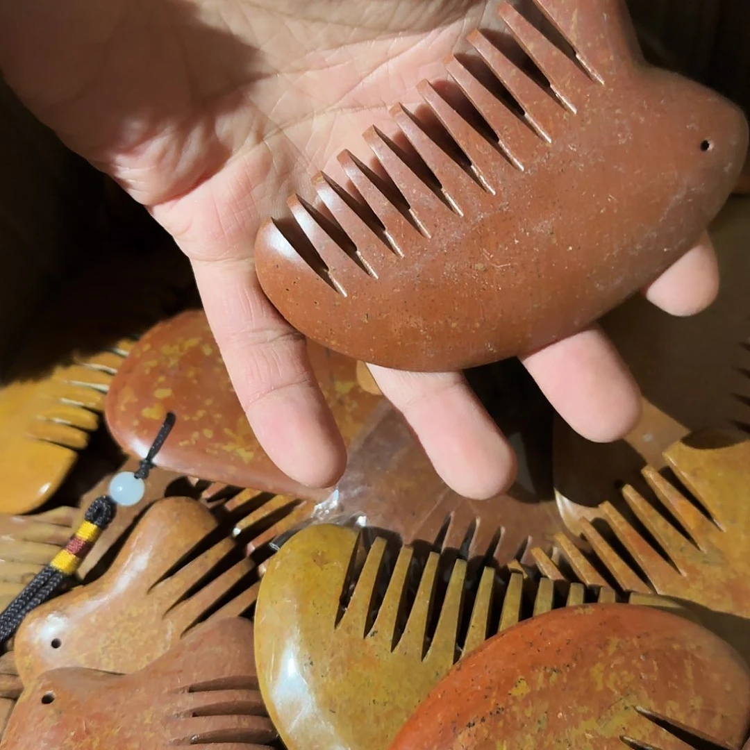 摆件泗水砭石马头山砭石梳子手把件