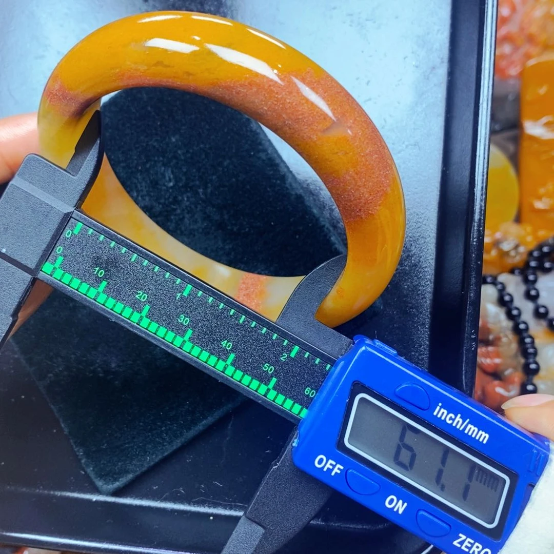 未镶嵌石英质玉（黄龙玉）颈饰