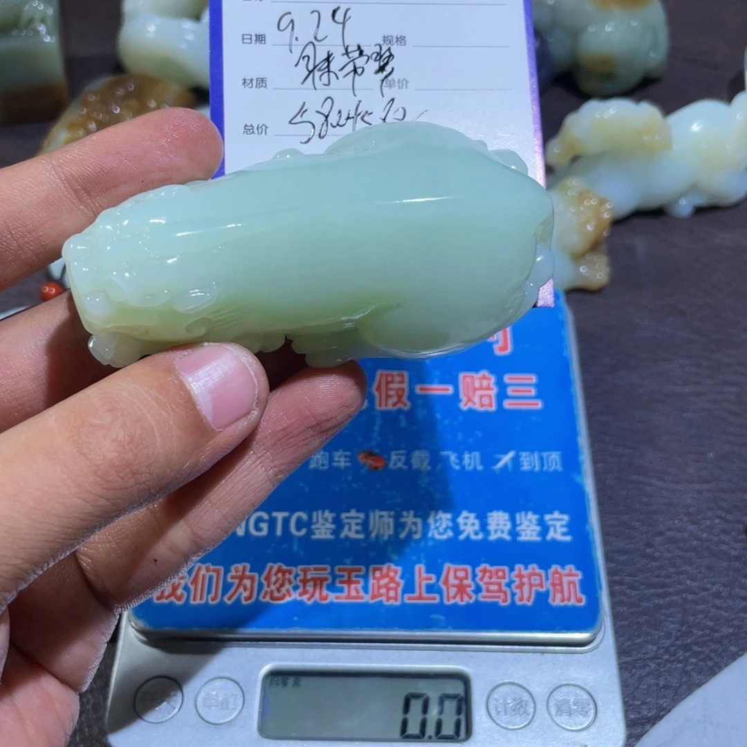 未镶嵌和田玉把件欢**鱼