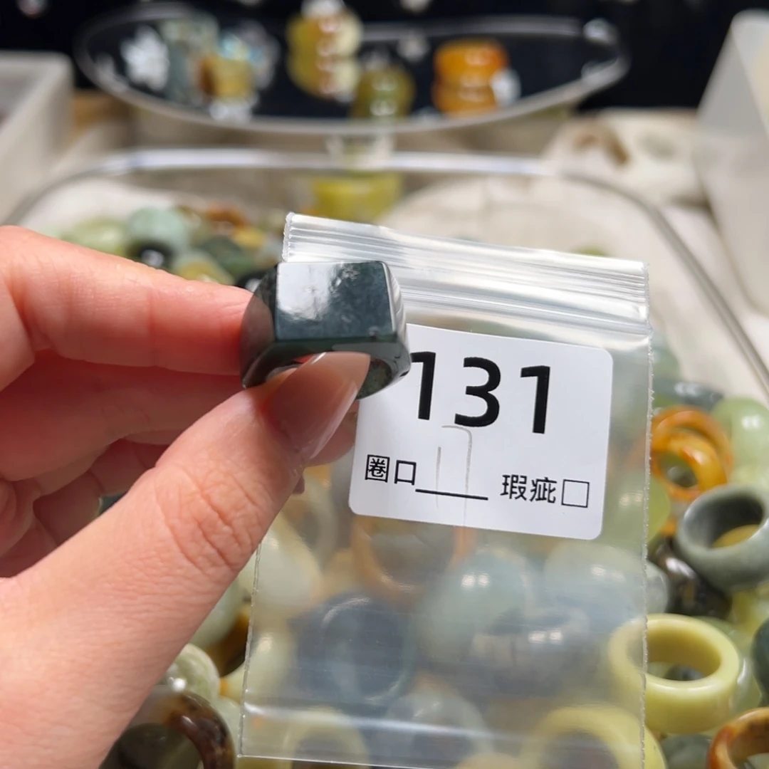 莱****蛇纹石玉未镶嵌戒指