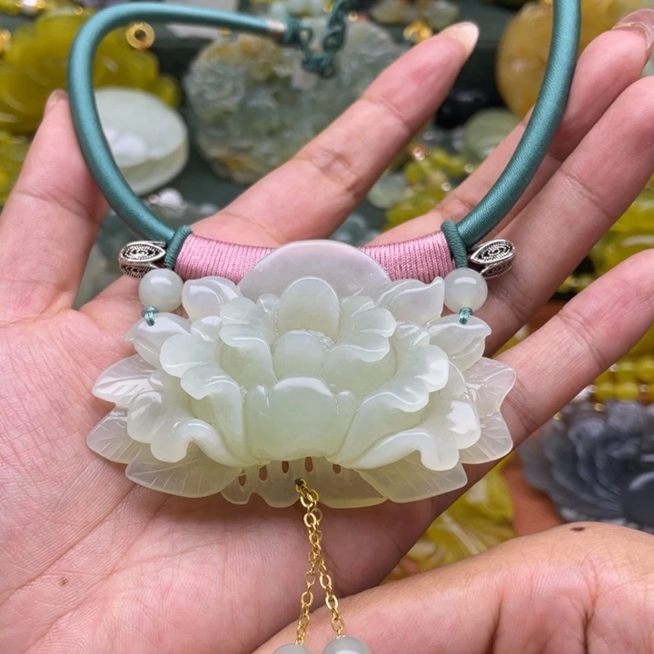 蛇纹石玉未镶嵌颈饰