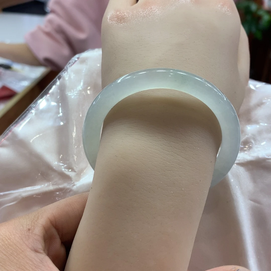 翡翠手镯未镶嵌翡翠