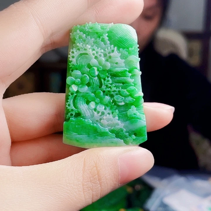 翡翠未镶嵌颈饰多样性