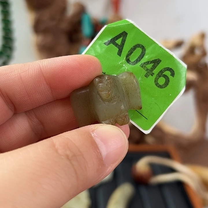 颈饰未镶嵌和田玉（糖玉）