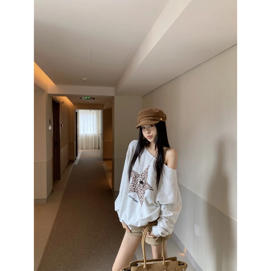 2025新款设计感豹纹五角星印花斜肩长袖卫衣女装秋季宽松百上衣