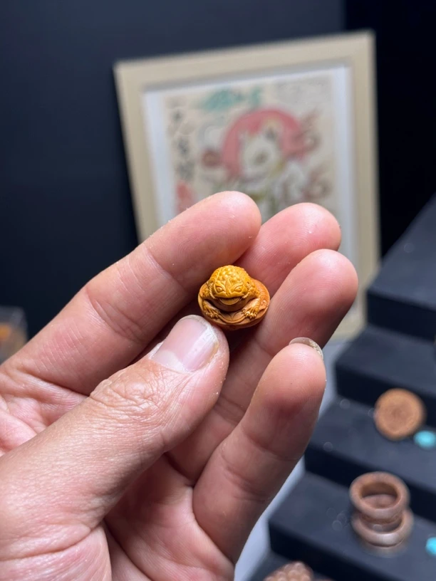 招财金蟾，龙纹桃核雕刻，尺寸：16