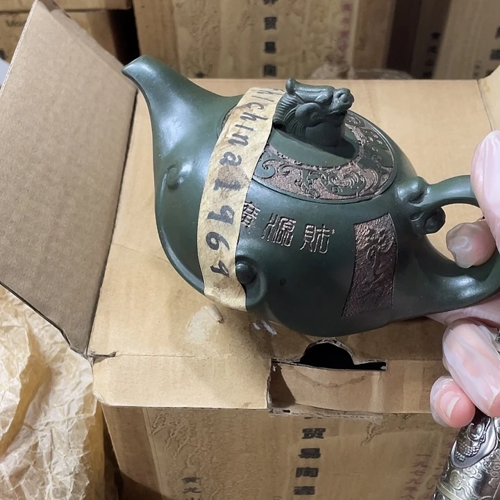 茶壶紫砂原矿泥料手工制作的一把紫砂壶。