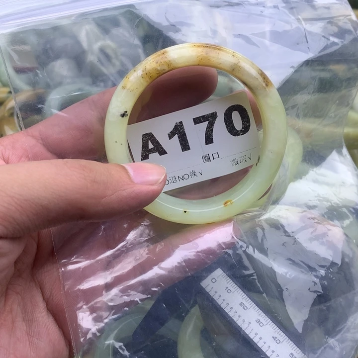 关***e未镶嵌蛇纹石玉手镯
