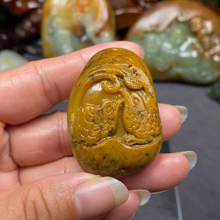 和田玉未镶嵌把件