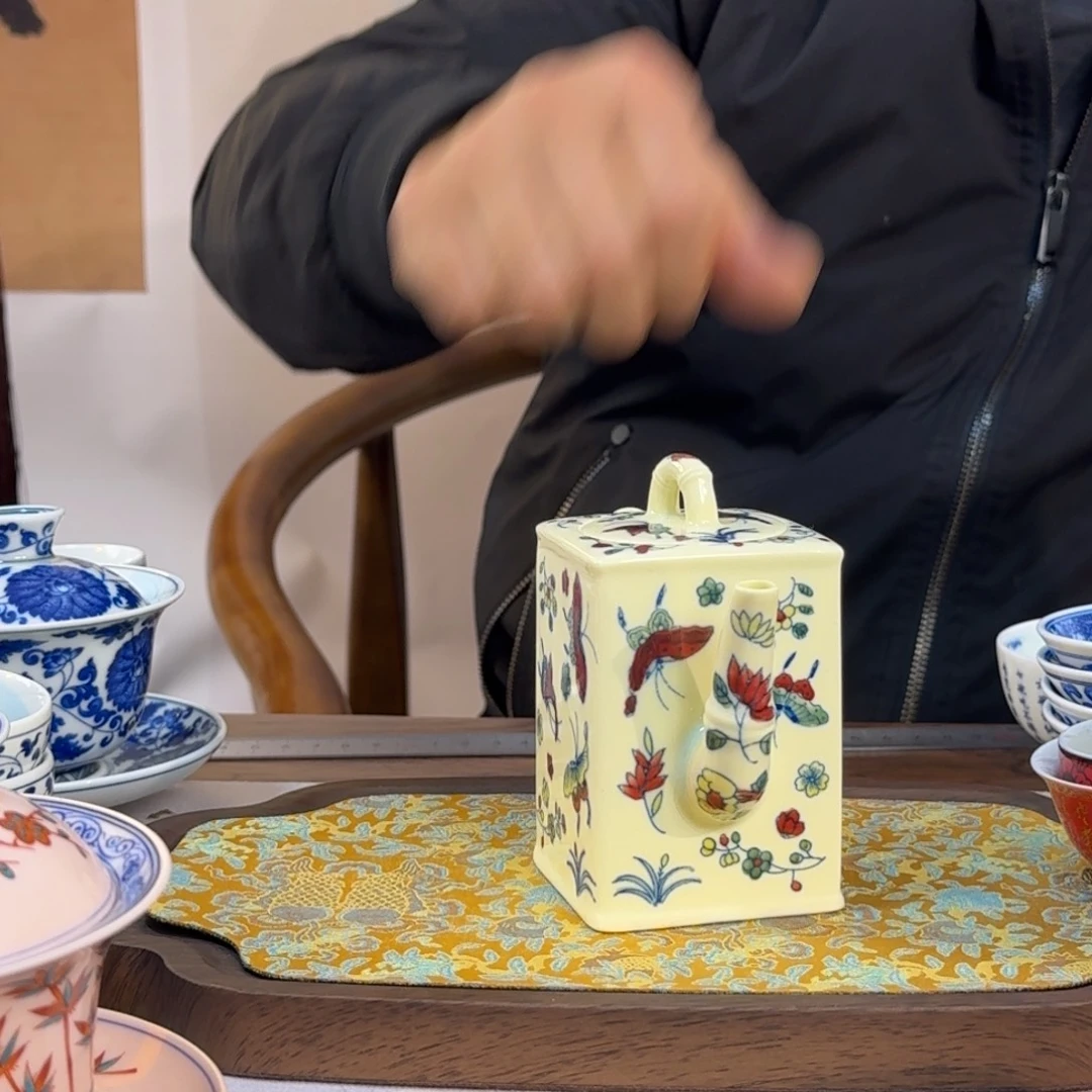 其他陶花蝶四方壶