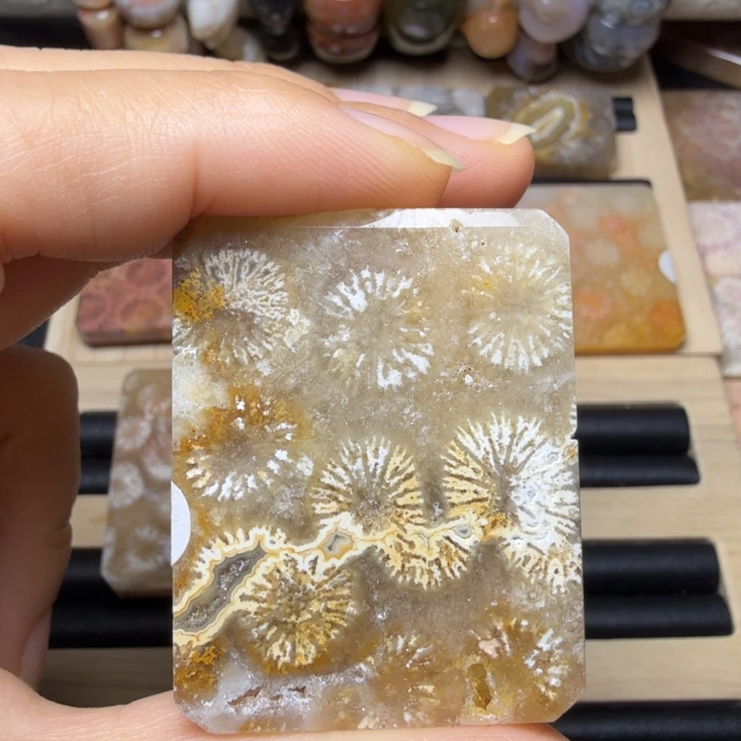 硅化玉未镶嵌河畔的烟花，好浪漫