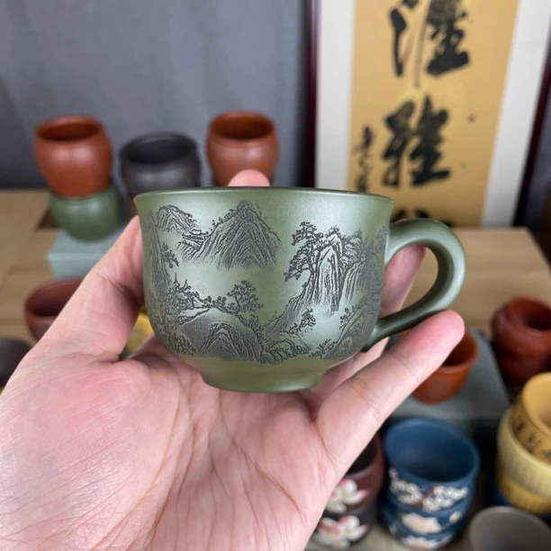 【汇雅馆】宜兴原矿紫砂绿泥刻绘山水带把杯碗型主人杯山清水秀茶杯