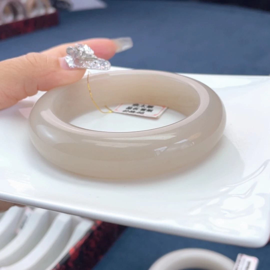 【闪购商品】石英质玉手镯未镶嵌T*