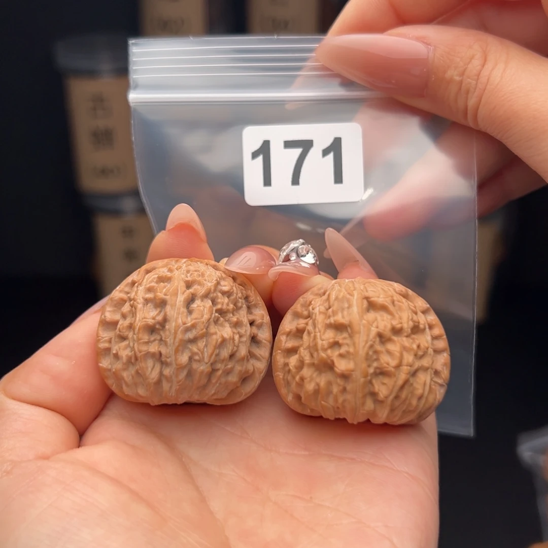 文玩核桃吊坠白狮子39