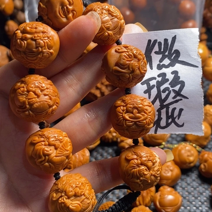 橄榄核吊坠持***孩微上色