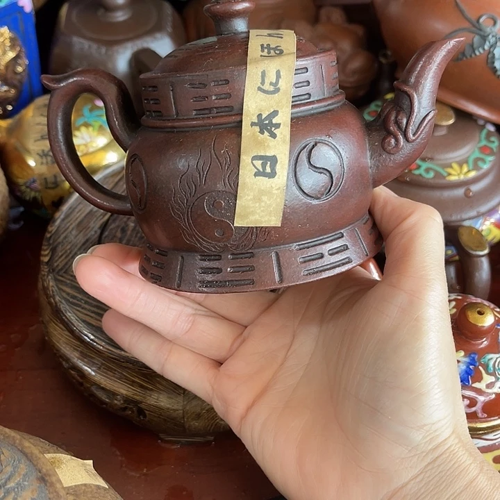 段泥茶壶原矿泥料手工制作的一把紫砂壶。