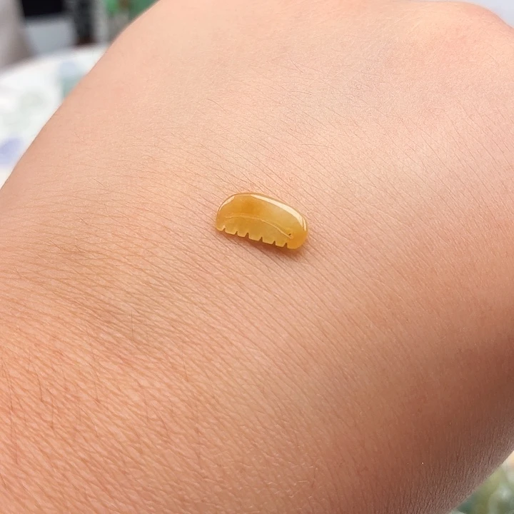 颈饰未镶嵌翡翠黄色木梳