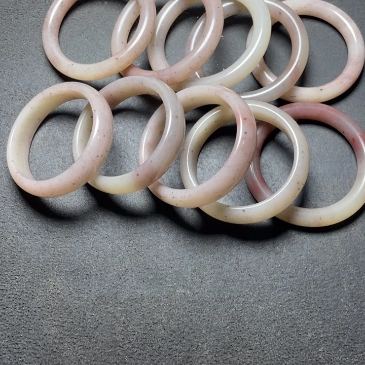 颈饰未镶嵌石英质玉潼*