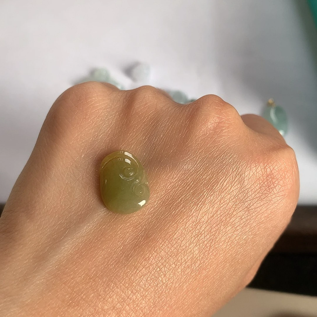 翡翠未镶嵌颈饰如意
