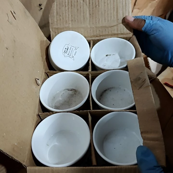 盘子碗茶壶啥都有