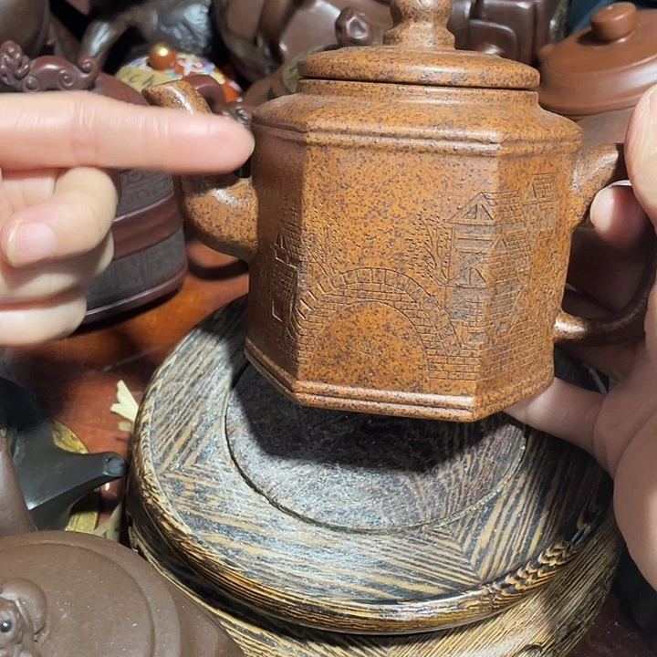 紫砂茶壶原矿泥料，手工制作的一把紫砂壶。