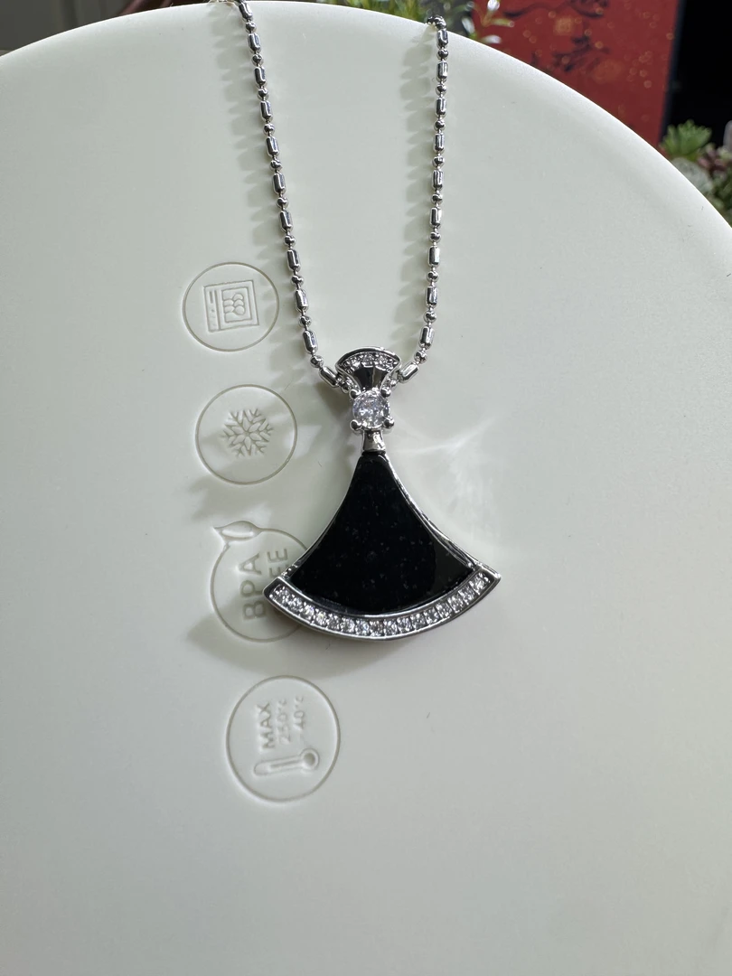 钛钢吊坠 钛钢项链扇形小裙子女锁骨链轻奢高级颈饰时尚气质吊坠