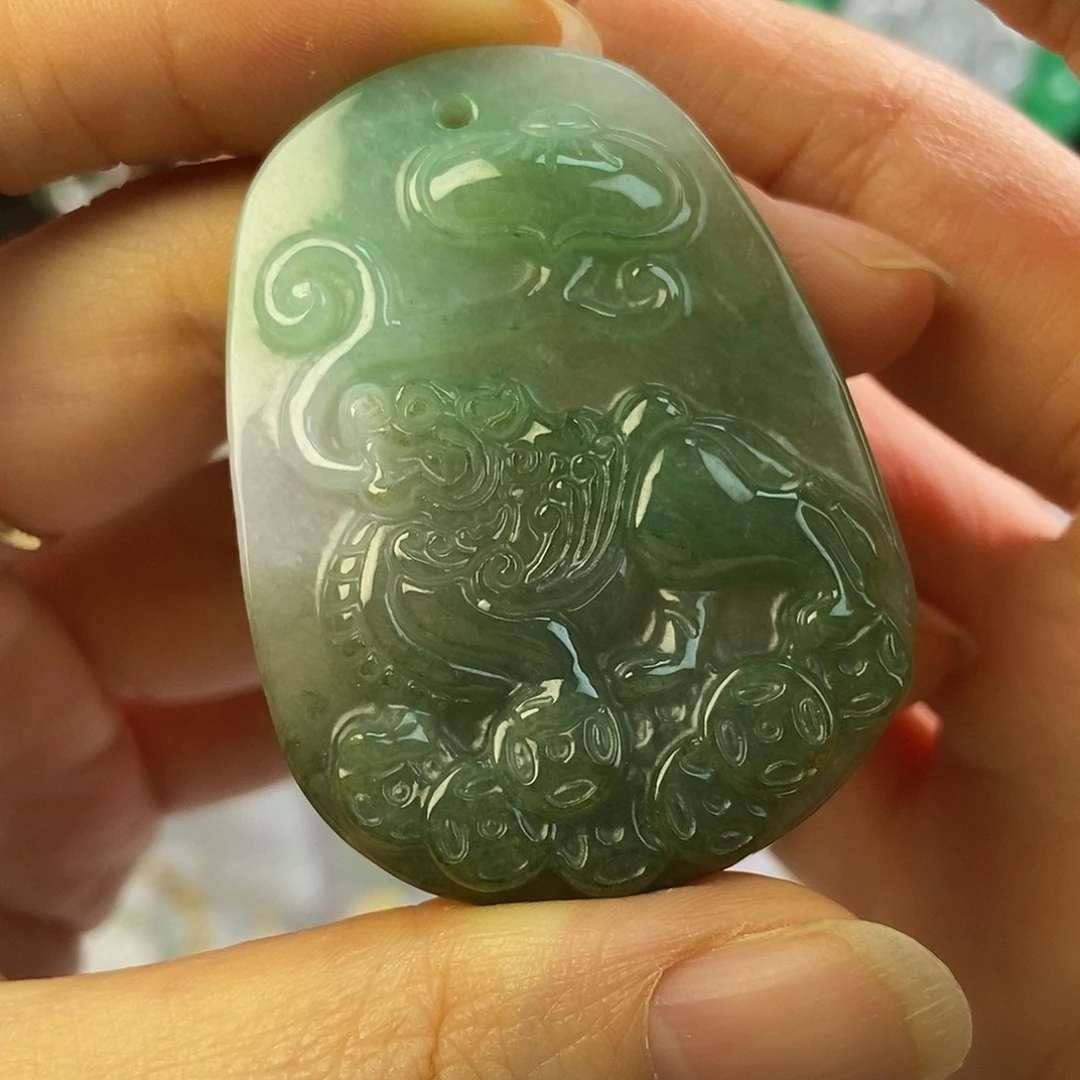 翡翠未镶嵌颈饰瑞兽