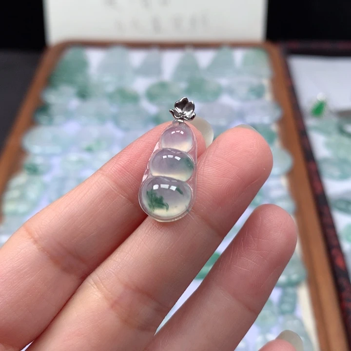 颈饰18K金镶嵌翡翠冰种飘花福豆